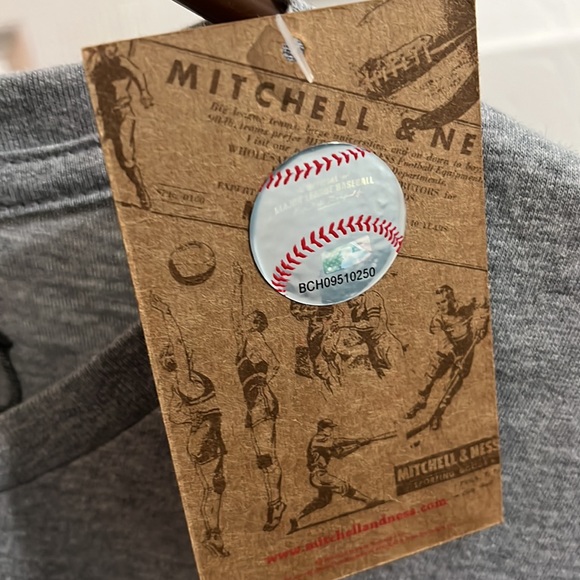 Mitchell and Ness T-shirt - Picture 4 of 6
